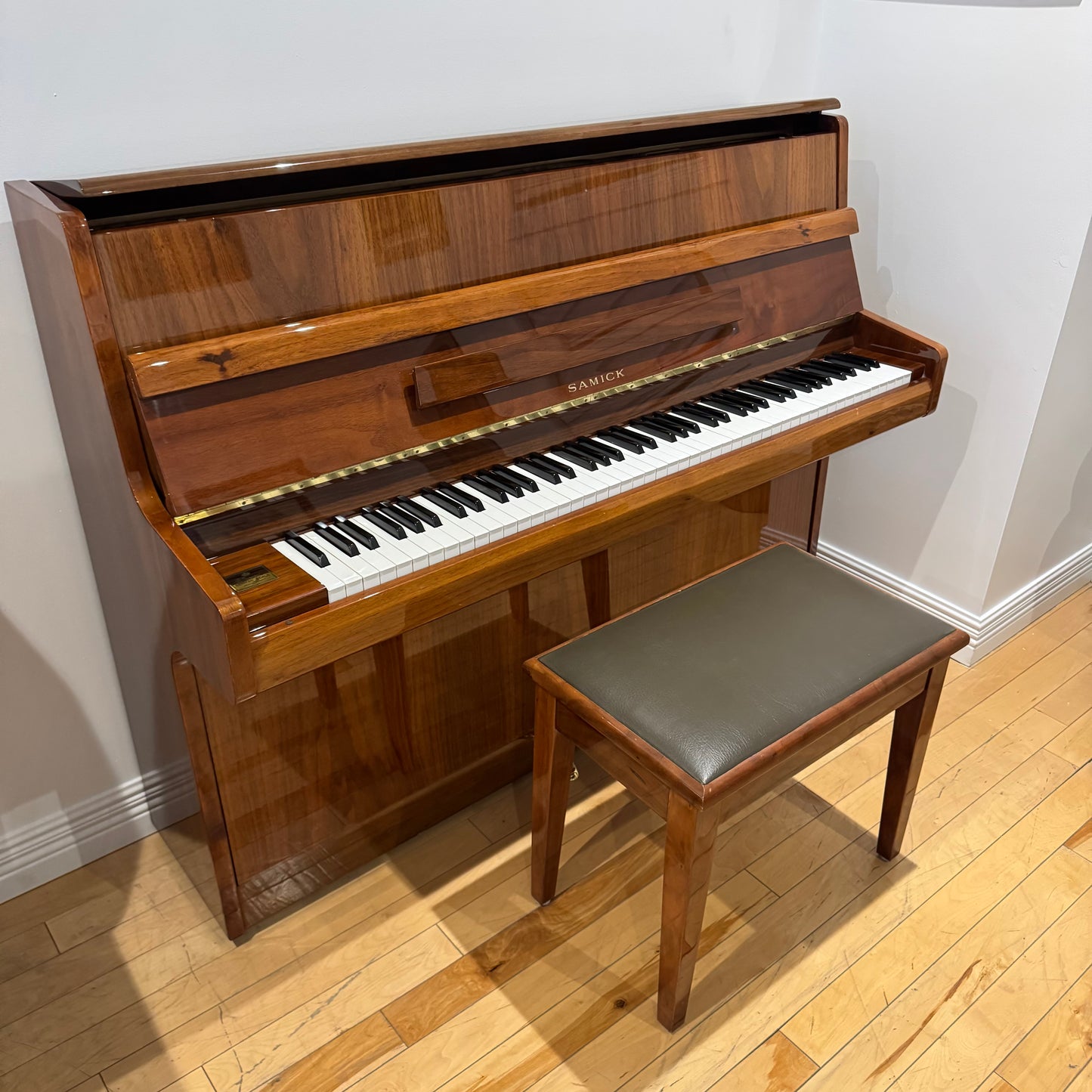 Samick model S-108S - 42½" (108cm)