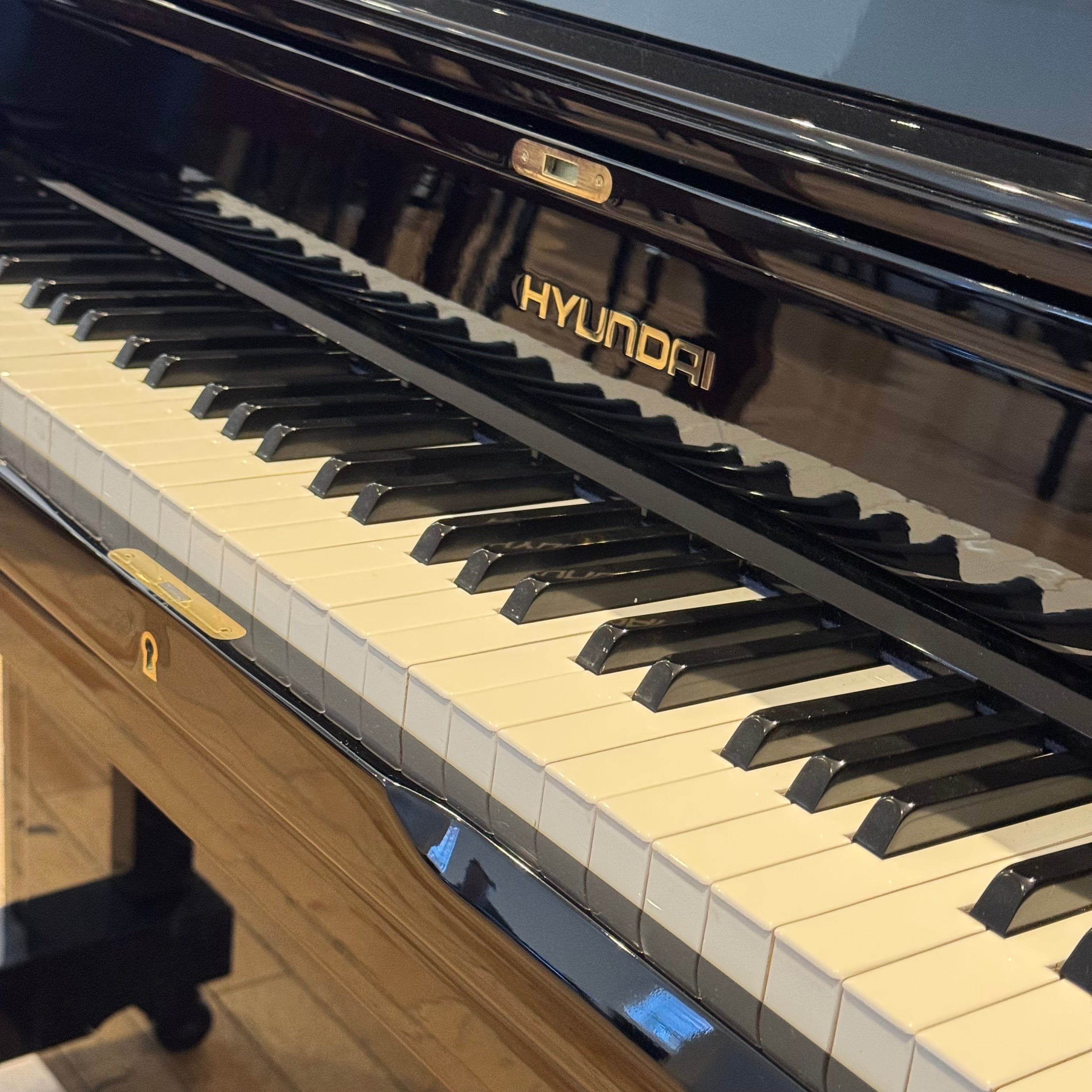 Hyundai upright model U852 (43")