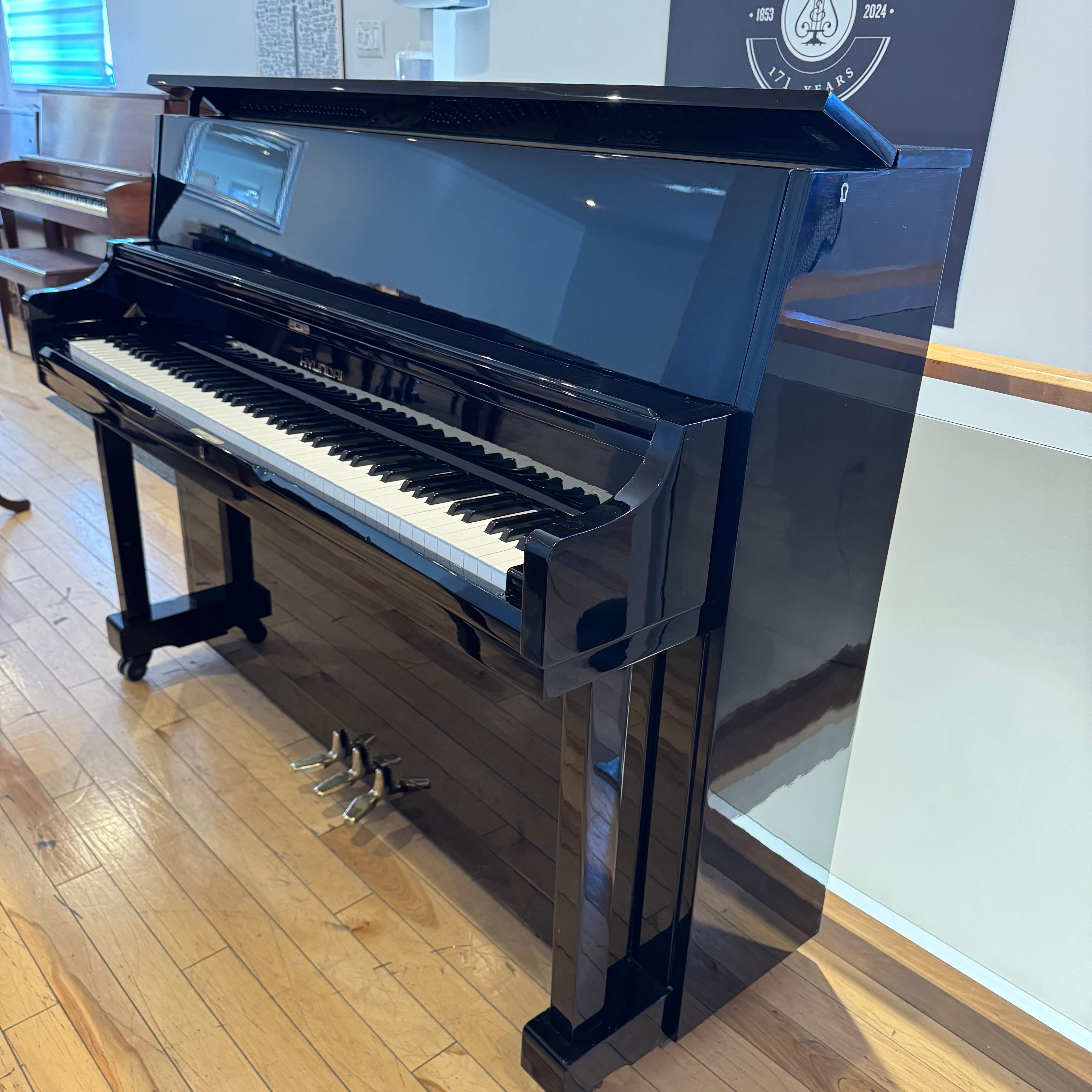 Hyundai upright model U852 (43")