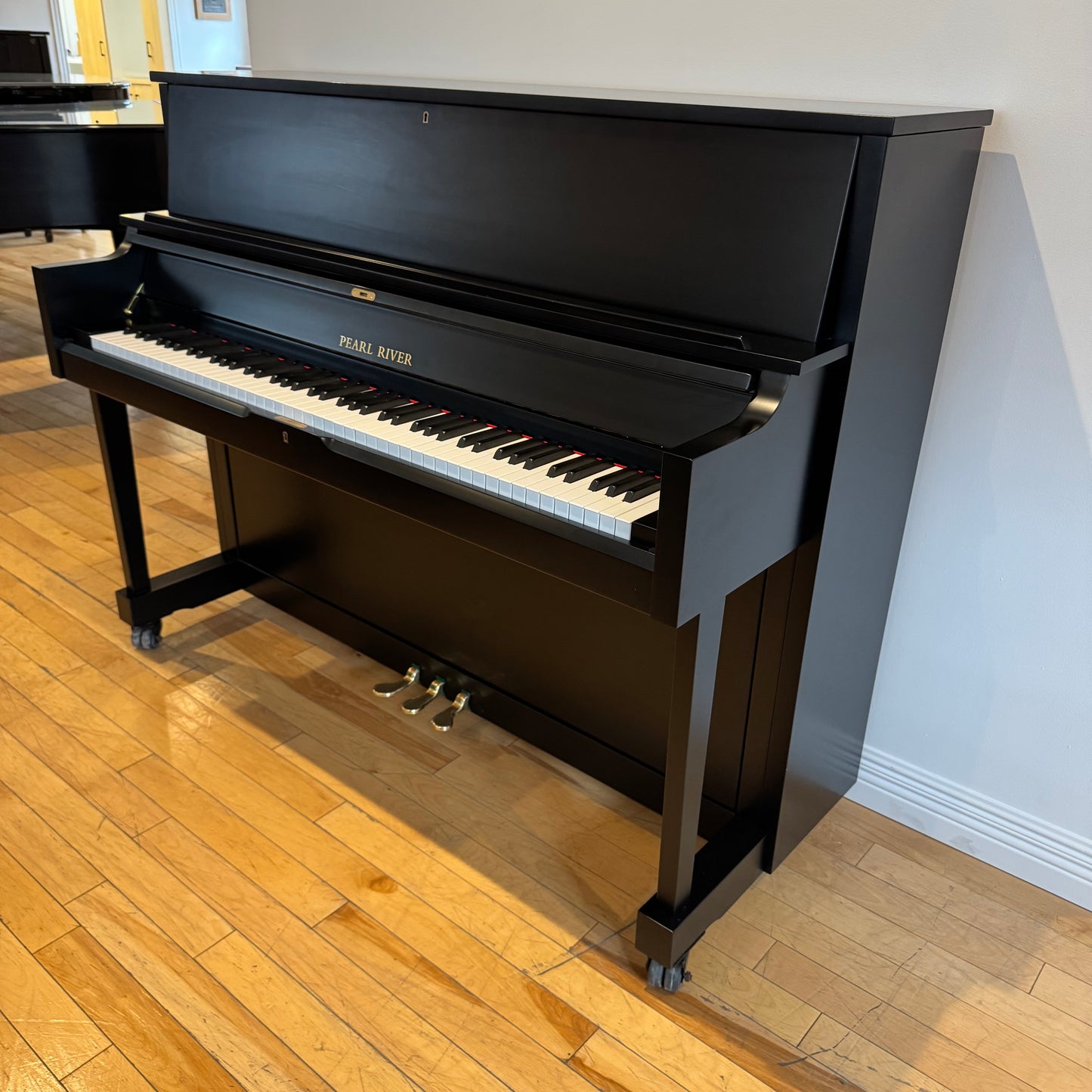 Piano droit Pearl River – Modèle 115, fini noir satiné