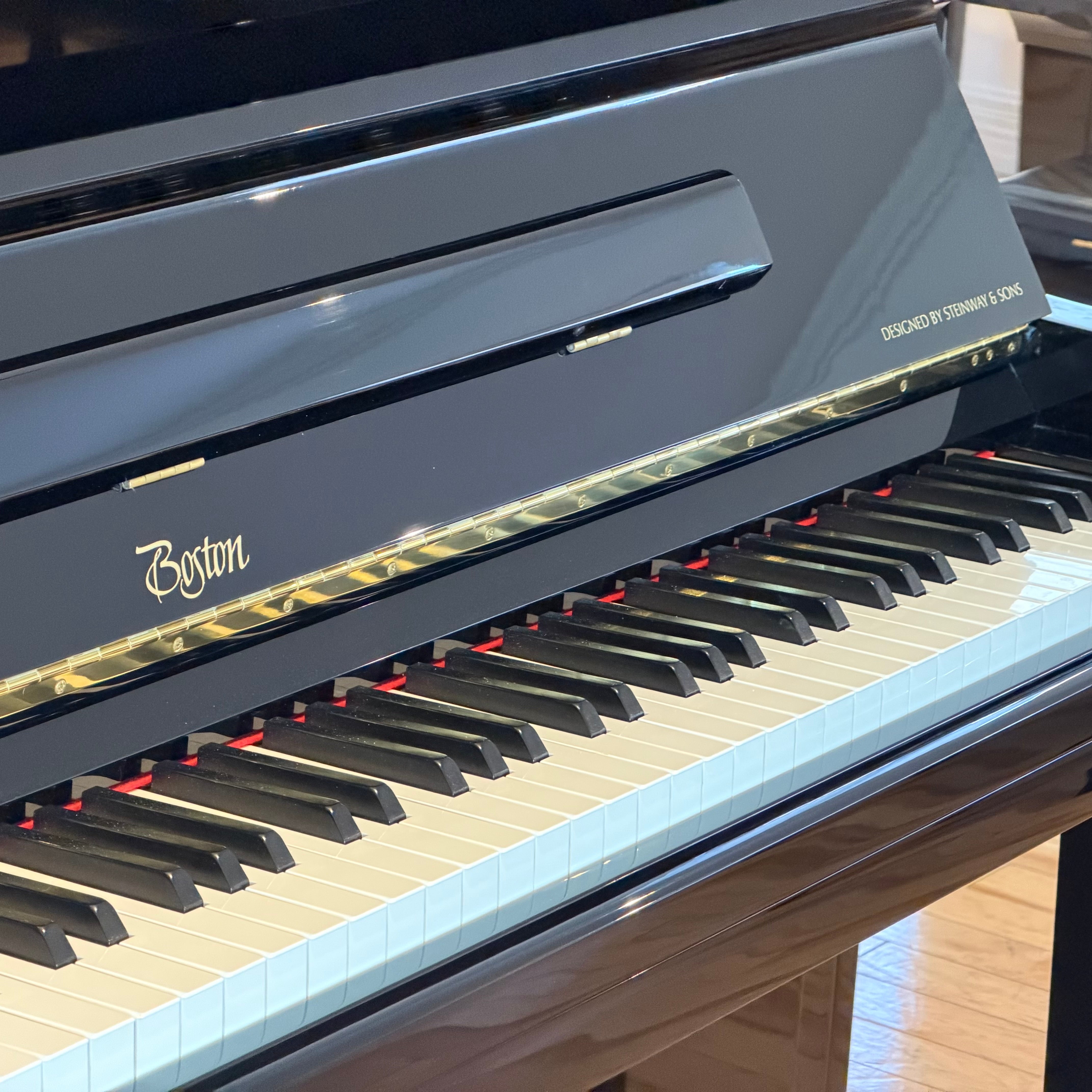 Piano droit Boston UP-126E – Conçu par Steinway & Sons