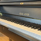 Piano droit Pearl River – Modèle 115, fini noir satiné