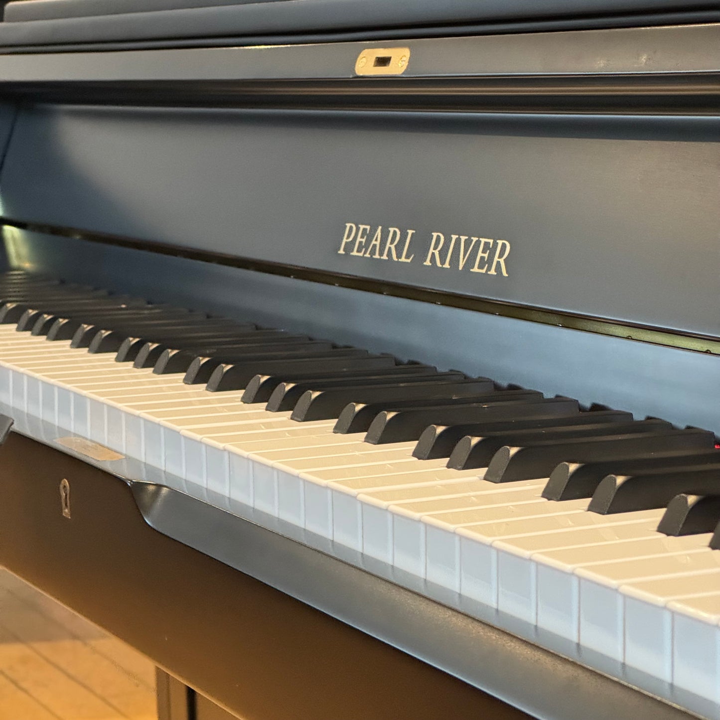 Piano droit Pearl River – Modèle 115, fini noir satiné