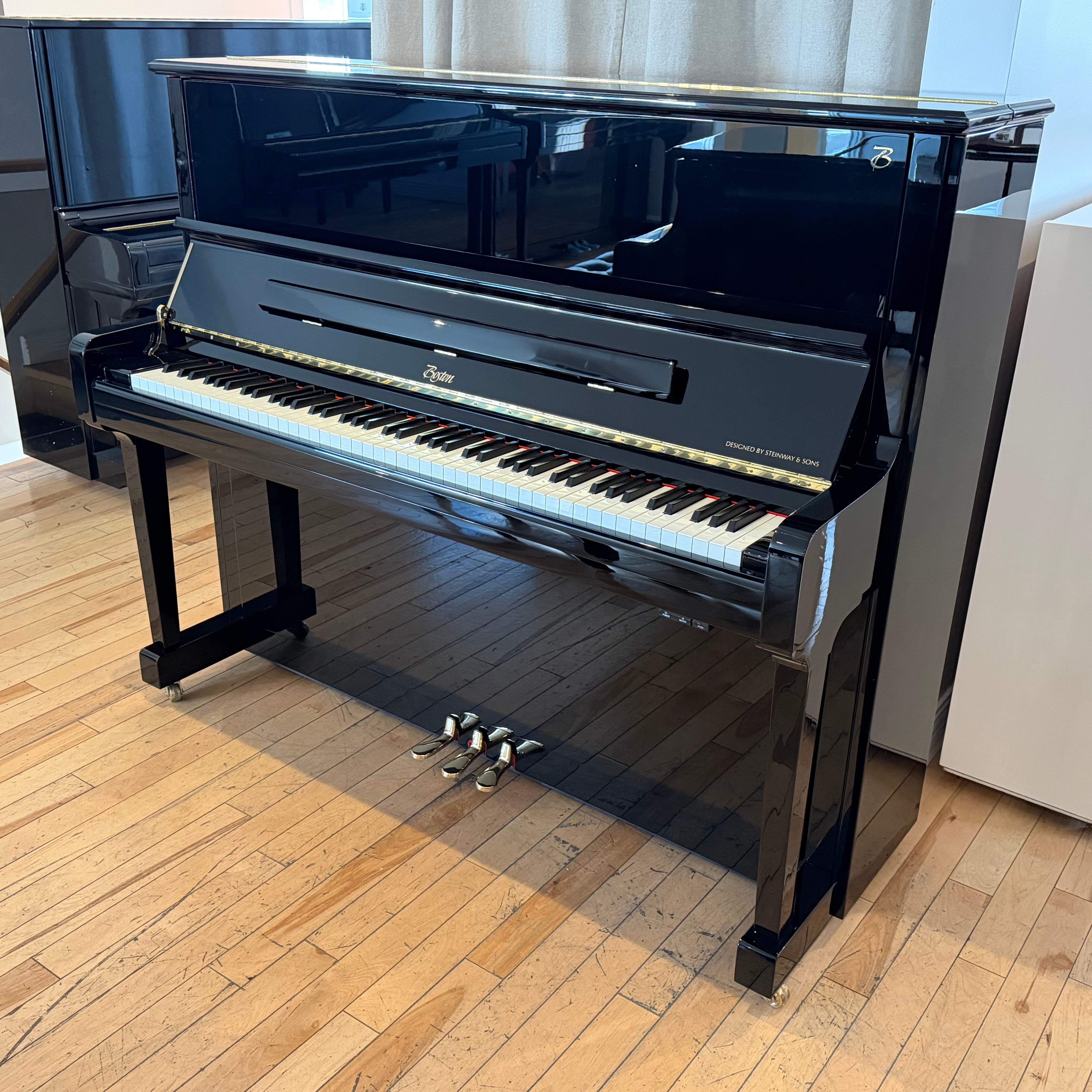 Piano droit Boston UP-126E – Conçu par Steinway & Sons