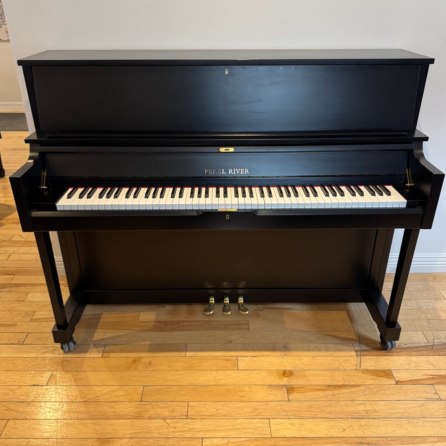 Piano droit Pearl River – Modèle 115, fini noir satiné
