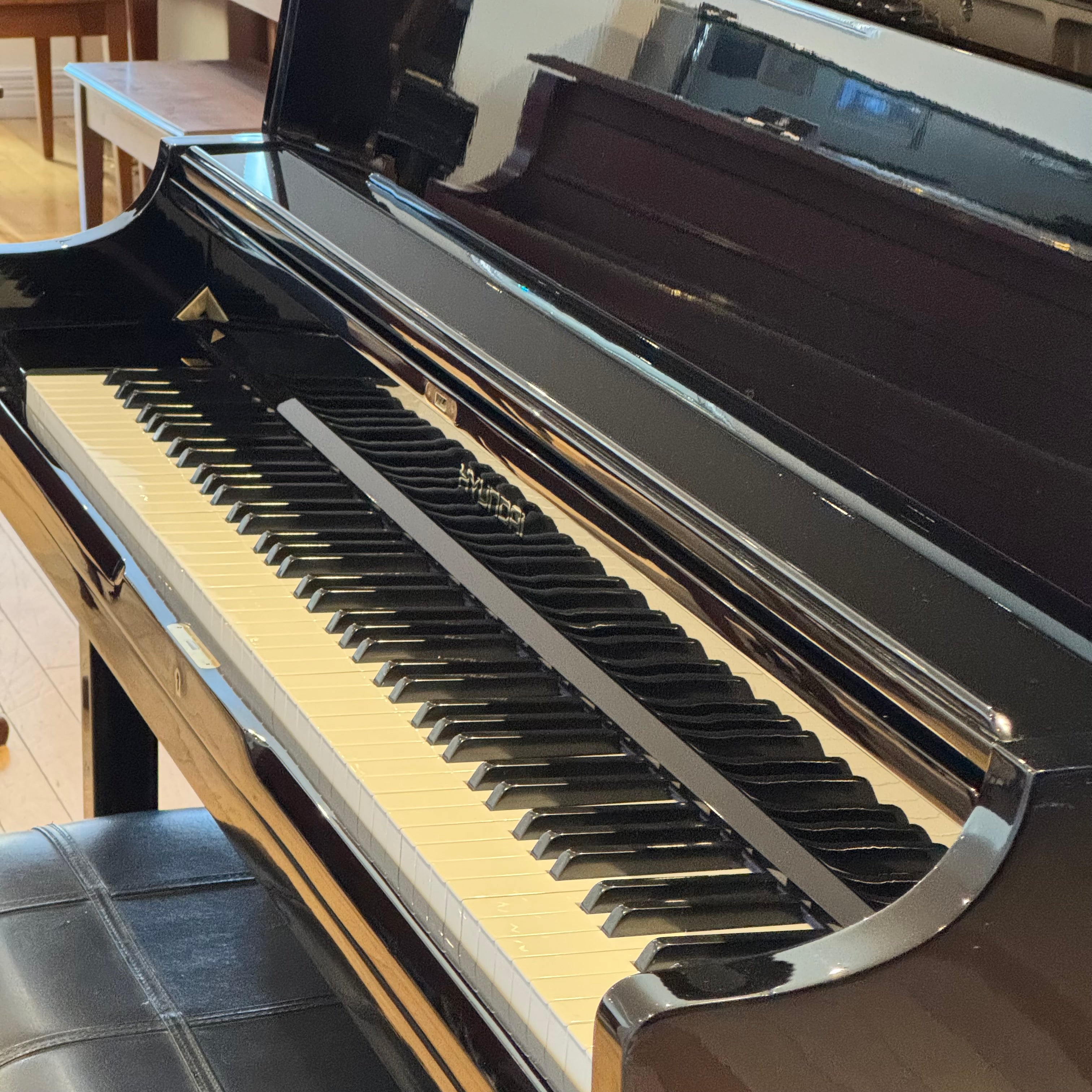 Hyundai upright model U852 (43")