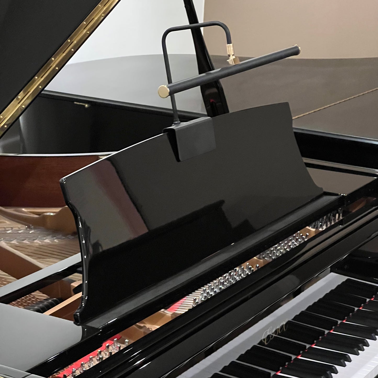 Lampe à pince LED pour piano à queue 19" noire avec accents en laiton poli